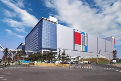 Компания Samsung Electronics заявила, что планирует к 2025 году начать производство своих первых двухнанометровых чипов для смартфонов и других мобильных устройств.