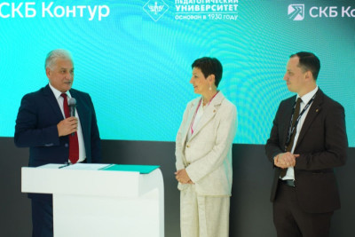 Уральский государственный педагогический университет (УрГПУ), СКБ Контур и Благотворительный фонд СКБ Контур объединились, чтобы вместе развивать образование, поддерживать учителей и мотивировать школьников выбирать технические профессии.