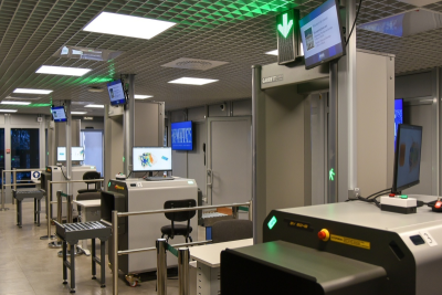 В музейном комплексе Государственный Эрмитаж была открыта обновленная входная зона, расположенная в арке Главных ворот Зимнего дворца. Решение об установке внешнего пункта досмотра продиктовано необходимостью освободить от технических средств досмотра центральный вход здания. Новая входная зона оборудована досмотровым модулем, который стал дополнительным элементом комплексной системы безопасности музея, усилил антитеррористическую и противокриминальную защиту Эрмитажа.