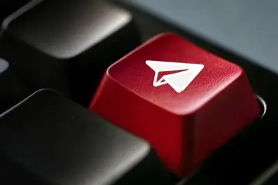 Компания F6, российский разработчик технологий для борьбы с киберугрозами, зафиксировала новый сценарий мошеннических атак. Через мессенджеры пользователям от имени госведомства направляют ложные сообщения о «неисполненных налоговых обязательствах» и предлагают по скрытым ссылкам перейти на фальшивый сайт организации. Затем атака продолжается массовыми сообщениями с разных аккаунтов – одни под видом преступников пишут о «взломе» личного кабинета, другие под видом госсервиса присылают сообщения о якобы оформленных кредитах. Для оказания давления на пользователей им присылают фотографии домов по месту их жительства, взятые из открытых источников. Цель мошенников – вынудить потенциальную жертву перезвонить им.