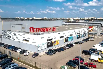 Российский разработчик BSS и ИТ-компания К2Тех внедрили голосового ИИ-помощника на первой линии контакт-центра строительного торгового дома «Петрович». Решение ежедневно обрабатывает более 8 тысяч звонков, самостоятельно определяет тему обращения, уточняет запрос и направляет клиента в нужную группу операторов. В результате время перевода на профильного специалиста сократилось в 1,7 раза, а доля успешной маршрутизации достигла 95%.