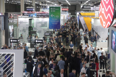 ExpoElectronica — важное звено в цепочке бизнес-процессов всей электронной промышленности в России и дружественных странах. Экспозиция этого года отличилась рекордным числом участников, прибывших как из России, так и из стран-партнеров, демонстрируя интенсивный рост сектора благодаря синергии усилий предпринимательства и государственной поддержки, направленных на достижение технологической независимости.
В работе выставок приняли участие 29 330 специалистов, которые представляли 12755 производственных предприятий, а также 825 предприятий-участников, включая 424 экспонента из России, Беларуси и Кыргызстана, 401 компания из Китая (включая коллективный стенд провинции Чжэцзян), Индии, ОАЭ. Общая площадь выставки составила 35 000+ кв.м.