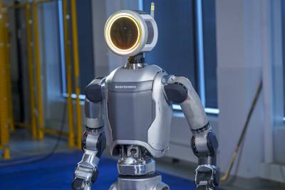 В новой демонстрации от Boston Dynamics, представленной 19 марта 2025 года, робот Atlas движется с беспрецедентным уровнем плавности благодаря обучению с подкреплением и технологии захвата движения.