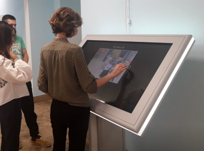 Сенсорный киоск АССИСТЕНТ –  отличное решение в системах Digital Signage для презентации товаров и услуг в публичных местах.
