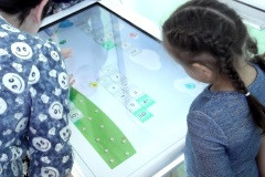 Сенсорный стол для демонстрации современных мультитач приложений и презентаций.
