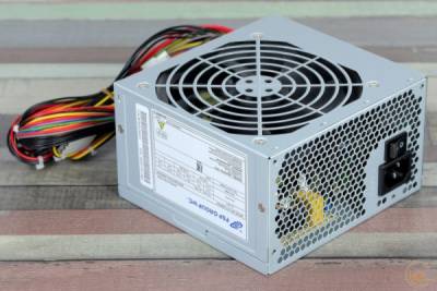 Блок питания (PSU) — это фундамент стабильной и эффективной работы любого компьютера. Он преобразует переменный ток из электросети в постоянный, распределяя его между всеми компонентами системы. Не стоит недооценивать важность этого элемента, ведь именно от него зависит долговечность, безопасность и производительность вашей сборки.