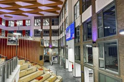 Аудиосистема с управляемым лучом Renkus-Heinz превысила ожидания клиента, позволив использовать аудиосистему для любого места проведения презентации, а не только в изначально определенных зонах.