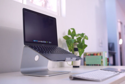 Ноутбуки на базе macOS продолжают активно использоваться в российском корпоративном сегменте. В зависимости от специфики деятельности организации ими в среднем пользуются от 15% до 50% сотрудников, к таким выводам пришли аналитики «РТК-Солар».