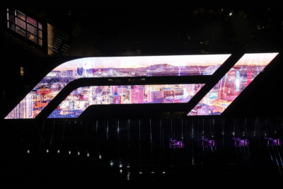 Компания Samsung Electronics America в рамках партнерства с Liberty Media и Las Vegas Grand Prix, Inc. представила технологии дисплеев Samsung на долгожданном FORMULA 1 HEINEKEN SILVER LAS VEGAS GRAND PRIX 2023. 18 ноября посетители гонки в Лас-Вегасе увидели яркое сияние дисплеев Samsung на здании пит-лейн Гран-при Лас-Вегаса. Главная «звезда» среди экранов – светодиодный дисплей в виде логотипа Формулы-1, который находится на крыше 1000-футового здания пит-лейн. Экран настолько яркий, что его можно увидеть даже из космоса.