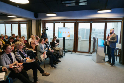 21 ноября 2024 в Москве Naumen представил результаты ежегодного исследования контакт-центров страховых компаний. Аналитики выявили тренд на отказ от мессенджеров как канала консультаций, а также фактическую остановку внедрения ботов. Первые места по качеству сервиса в неавторизованных цифровых каналах заняли АльфаСтрахование, Ингосстрах, Ренессанс Жизнь.