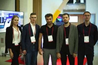 Нами были представлены модели прозрачных светодиодных экранов, а также внутренний экран с технологией COB.