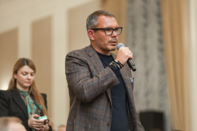 Председатель совета директоров компании «Аквариус», член координационного совета и председатель комитета «Деловой России» по ИТ и вычислительной технике Алексей Калинин выступил на пленарном заседании Форума с предложением ограничить параллельный импорт ряда наименований товаров вычислительной техники, а также рассказал про необходимость поддержки производства печатных плат.