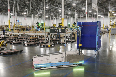 Amazon уже имеет более полумиллиона роботов, каждый день работающих в центрах выполнения заказов. Эти роботы выполняют множество задач, таких как складирование товаров, выполнение заказов и сортировка посылок. Они работают в зонах с физическими и виртуальными барьерами, исключая контакт с работниками в центре выполнения заказов.
