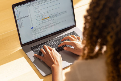 Компания Microsoft раскрыла подробности о ранее неизвестной, но уже исправленной уязвимости macOS, которая могла позволить злоумышленникам обойти защиту целостности системы Apple в macOS, загрузив сторонние расширения ядра.