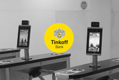 После изучения рынка и существующих предложений специалисты «Тинькофф» остановили свой выбор на термографических терминалах доступа Hikvision DS-K5671-3XF/ZU со встроенным тепловизионным модулем, функциями интеллектуальной видеоаналитики.