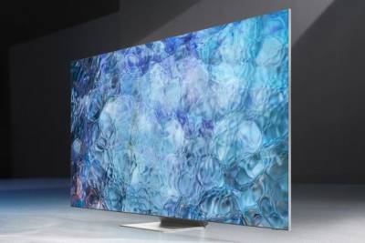 Телевизоры Samsung Neo QLED 8K 2021 года (модели QN900A, QN800A) первыми в мире получили сертификацию Wi-Fi 6E от организации Wi-Fi Alliance (WFA). Новый стандарт связи Wi-Fi 6E предлагает владельцам телевизоров Samsung Neo QLED 8K в четыре раза более быстрое подключение[1], а также стабильную и надежную передачу данных, даже когда к одному маршрутизатору подключено несколько устройств. Это идеально подходит для пользователей, которые ценят иммерсивный OTT-контент высокой четкости.