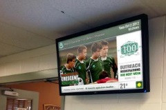 Централизованная сеть Digital Signage c экранами, размещенными в пяти ключевых точках школы, использует ПО Scala для информирования школьников. Размещаемая информация - расписание автобусов, новости, анонсы и расписание служб; сеть также оповещает об аварийных ситуациях, такие сообщения могут  передаваться мгновенно, если в этом возникнет необходимость.