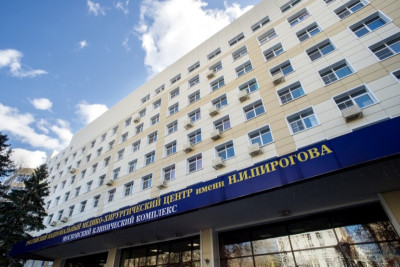 Благодаря новому формату прием на работу в НМХЦ им. Н.И. Пирогова ускорился на несколько суток. Трудоустроенные удаленно врачи оперативно направляются в места ЧС для помощи пострадавшим. Системой Directum HR Pro пользуются 250 специалистов, в том числе 100% топ-менеджеров.
