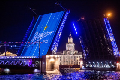В ночь на 27 июля петербуржцы и гости города увидели необычное световое шоу на одном из пролетов разведенного Дворцового моста.