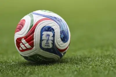Чемпионат мира по футболу FIFA 2026 стал не только крупнейшим турниром в истории мирового футбола, но и одной из самых технологичных спортивных площадок. Помимо искусственного интеллекта, систем компьютерного зрения и современных средств анализа данных, особое внимание привлекает официальный мяч Adidas Trionda, внутри которого находится высокоточный электронный датчик.