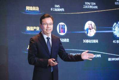 На выставке MWC Shanghai 2024 член совета директоров и президент подразделения ICT Products & Solutions компании Huawei Ян Чаобинь (Yang Chaobin) рассказал о том, как технологии ИИ, в частности генеративный ИИ, открывают новые возможности и предъявляют новые требования к телекоммуникационным сетям. Он также обсудил важность интеграции и применения инновационных цифровых и интеллектуальных технологий для ускорения эволюции сети к автономии более высокого уровня и повышения производительности сетей.