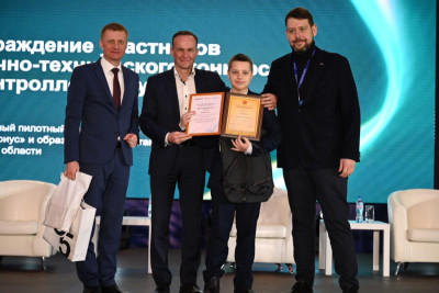 Участники из шести учебных заведений Тверской области представили робототехнические проекты, разработанные с использованием российского конструктора «Рудирон», проектируя и собирая роботов для решения реальных задач.