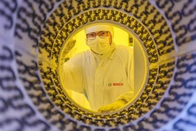 Немецкий промышленный гигант Robert Bosch GmbH заявил, что в течение следующих четырех лет инвестирует 3 миллиарда евро в свой полупроводниковый бизнес, создав новые мощности по производству микросхем, а также центры для исследований и испытаний.