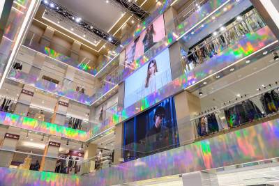 Компания LG Electronics  представляет LED дисплеи для внутреннего использования серии LSBA Compact (модель LG LSBA025-GD) в ЦУМе – одном из крупнейших department store в Европе. Данное технического решение является первой масштабной инсталляцией из экранов в ЦУМе и ставит своей задачей познакомить посетителей универмага с новыми коллекциями ведущих модных брендов.