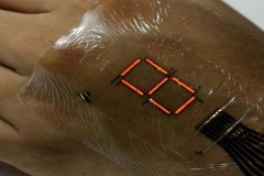Одним из направлений в развитии светодиодных технологий сегодня является тесная связь электронных устройств и собственно человека, для восстановления или расширения его функций. Ярким примером такого применения стали светодиодные экраны, устанавливаемые непосредственно на кожу.