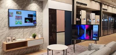 Samsung Electronics объявляет об открытии фирменного салона, модернизированного в соответствии с новым дизайн-концептом компании. В интерактивном пространстве, расположенном по адресу ул. Тверская, д.22., посетители смогут не только совершить покупку оригинальной продукции, но также протестировать технику и аксессуары бренда, получить техническую консультацию и обратиться за сервисным обслуживанием премиум-класса.