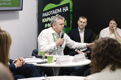 «Цифра Роботикс» (входит в ГК «Цифра») разработала первое в России ретрофит-решение для роботизации карьерных самосвалов. Об этом компания-разработчик сообщила на пресс-конференции 22 мая на площадке конференции «Цифровая индустрия промышленной России» (ЦИПР) в Нижнем Новгороде. Решение позволяет подготовить действующий, не оснащенный заводским комплексом роботизации, парк карьерных самосвалов горнодобывающих компаний к работе в автономном режиме и таким образом существенно снизить финансовую нагрузку в проектах роботизации промышленных участков.