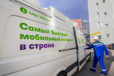 Свыше 10 Тбайт фото- и видеоконтента сгенерили гости и участники знаменитого петербургского выпускного «Алые Паруса». Делиться тяжёлыми файлами, записывать сторис и вести прямые эфиры без малейшей задержки сигнала 1,2 миллиона выпускников могли благодаря тому, что специалисты МегаФона развернули дополнительные базовые станции на Дворцовой площади, а также Дворцовой, Адмиралтейской и Петровской набережных.