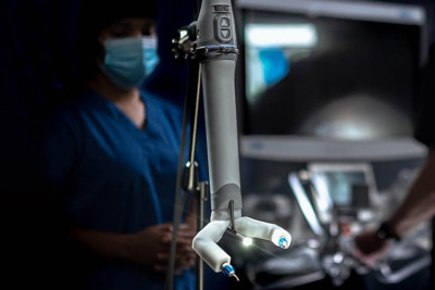Миниатюрная платформа роботизированной хирургии MIRA от компании Virtual Incision отправится на Международную космическую станцию (МКС) в 2024 году. Планируется, что после серии испытаний робот однажды сможет самостоятельно проводить операции на людях.