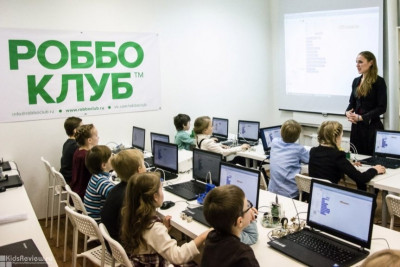 Компания «РОББО», развивающая международную сеть кружков робототехники ROBBOClub.Ru, включила AR в дистанционную программу обучения «РОББО Клубов». В рамках нового направления дети смогут познакомиться с технологией дополненной реальности и поработать в среде интерактивной разработки Unity 3D и на AR-платформе Vuforia. Курс рассчитан на детей в возрасте от 10 лет.
