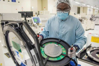 Компания Intel может потратить 20 миллиардов долларов на два завода по производству полупроводников в Европе и затем еще до 100 миллиардов долларов в течение нескольких десятилетий.