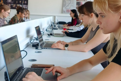 Российский ИТ-вендор «Инферит» (ГК Softline) оборудовал ноутбуками собственного производства лабораторию «Дизайн среды» Российского государственного художественно-промышленного университета (РГХПУ) им. С.Г. Строганова. Теперь студентам доступно современное оборудование для работы с графикой. Сотрудничество стало шагом в поддержке практико-ориентированного образования в области цифрового дизайна и соответствует фокусу ГК Softline на внедрении инновационных решений в образовательную инфраструктуру.