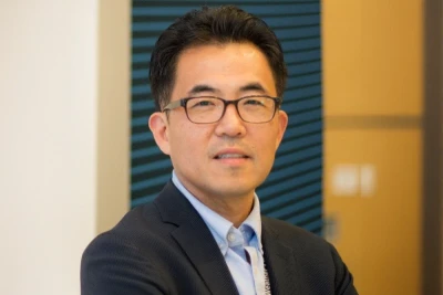 Компания LG Electronics, помимо B2C решений, развивает и бизнес-модели B2B, в том числе не связанные с оборудованием. Одним из наиболее ярких примеров является платформа webOS. Видением платформенно-ориентированного будущего LG поделился Крис Джо, руководитель бизнес-центра платформы webOS компании LG Media Entertainment Solution.