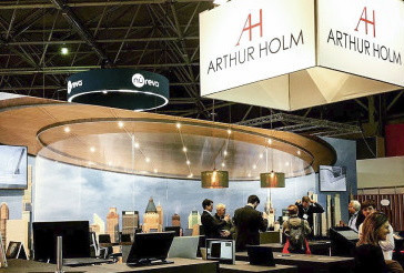 Производитель Arthur Holm смог нас удивить концептуально новыми разработками — выдвижной конструкцией с 4-мя мониторами и изящной информационной трибуной с сенсорным дисплеем.