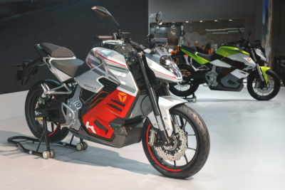 Компания Yadea, в шестой раз участвующая в выставке EICMA, снова продемонстрировала свою непоколебимую приверженность выполнению обещаний и внедрению инноваций. В этом году все взгляды обращены на Yadea KEMPER — электрический мотоцикл, олицетворяющий философию Yadea, в которой все подчинено пользователю и отражает стремление компании обеспечить пользователям, где бы они ни находились, раскрепощающий, комфортный и экологичный способ передвижения. Модель KEMPER от компании Yadea предлагает расширенные функциональные возможности, особенно в области быстрой зарядки.