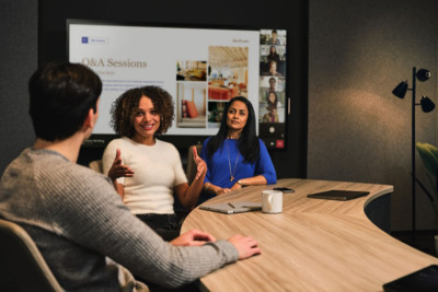 Корпорация Microsoft расширила возможности распознавание говорящего для всех Teams Rooms на устройствах Windows, независимо от типа микрофона. Ранее эта функция была доступна только при наличии в помещении интеллектуальных динамиков.