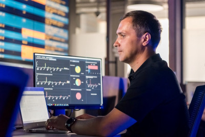 Группа компаний «Солар» лидирует среди российских MSSP (Managed Security Service Providers) по объему бизнеса, занимая долю рынка в 30%. Таковы данные исследования iKS-CONSULTING, посвященного структуре рынка SOC/MSSP в России в 2023 году. В аналогичном рейтинге по Европе «Солар» занимает 5 место, а по миру — 15.