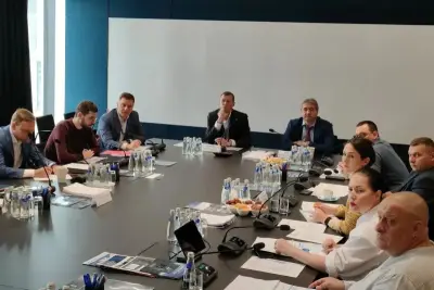 В московском офисе «Группы Астра» состоялось заседание Консорциума исследований безопасности технологий искусственного интеллекта, посвящённое доверенной экосистеме «Астра ИИ». Компания представила подходы к защите данных, моделей и инфраструктуры на всём жизненном цикле, а также продукты, охватывающие три уровня применения ИИ — от инфраструктуры до повседневной работы сотрудников.