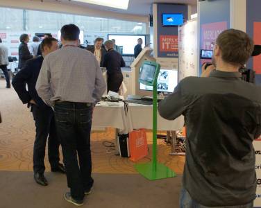 Компактный сенсорный киоск TouchPlat для видео-аналитики и маркетинга был представлен на саммите Merlion IT Solutions.