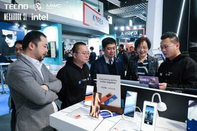 Старший вице-президент INTEL China посетила стенд TECNO на выставке MWC 2023