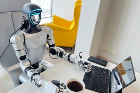 Российская IT-компания представила на ПМЭФ-2025 робота-гуманоида с эксклюзивным функционалом