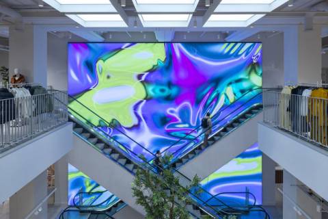 H&M представляет генеративное искусство на огромном LED экране