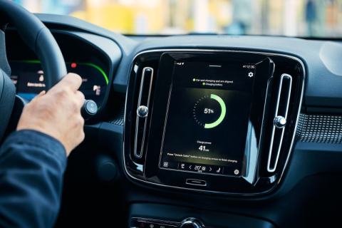Volvo тестирует в Швеции технологию беспроводной зарядки электромобилей