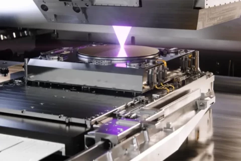 Intel начинает использовать для производства чипов технологию High NA EUV от ASML