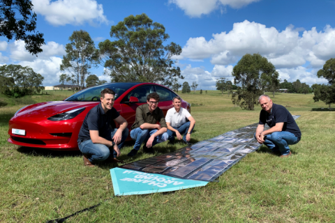 Австралийские ученые будут заряжать электромобиль Tesla с помощью напечатанных солнечных батарей