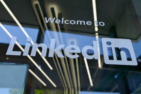 LinkedIn внедряет искусственный интеллект для создания профилей пользователей и описания вакансий
